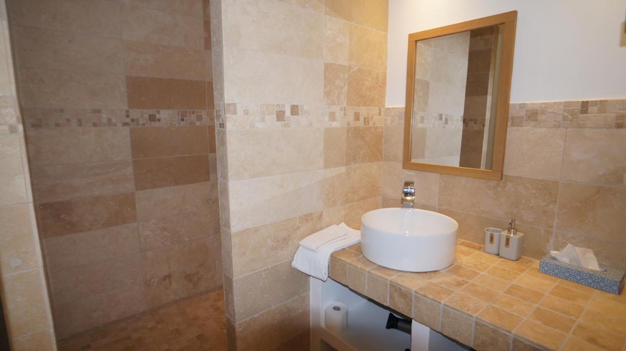 L'Ostal - Bed & Breakfast - Chambres Et Suites De 25 A 40M2 - Spa Saint-Hilaire-d'Ozilhan Exterior photo